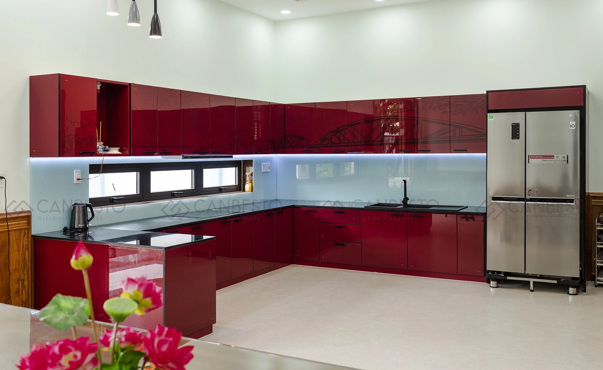 Cách trang trí và sắp xếp đồ dùng trong tủ bếp nhôm kính.